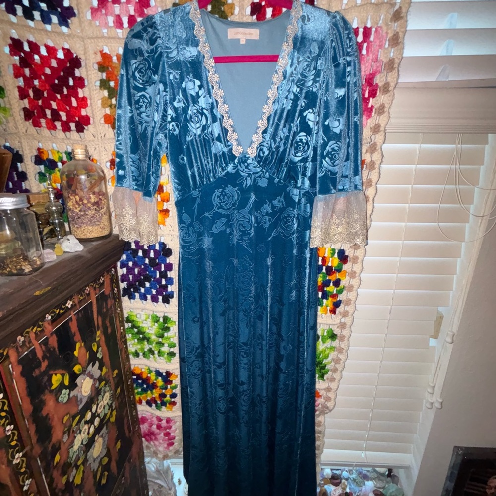 Lait Collection GWYNETH LACE VELVET MAXI DRESS IN BLUE XS